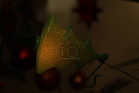 Téléchargez les photos : Globe de paillettes de Noël trouvé dans un sapin naturel en forme d'arbre - en image libre de droit