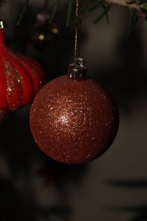 Téléchargez les photos : Boule de Noël orange pailletée trouvée dans un arbre naturel - en image libre de droit