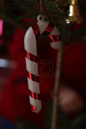 Téléchargez les photos : Boule de Noël faite de différents éléments en plastique et en gomme, spécifique à la saison dans laquelle nous sommes - en image libre de droit