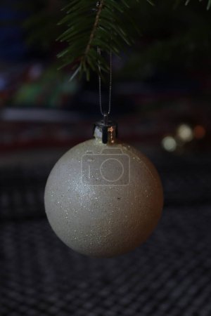 Téléchargez les photos : Boule de Noël faite de différents éléments en plastique et en gomme, spécifique à la saison dans laquelle nous sommes - en image libre de droit