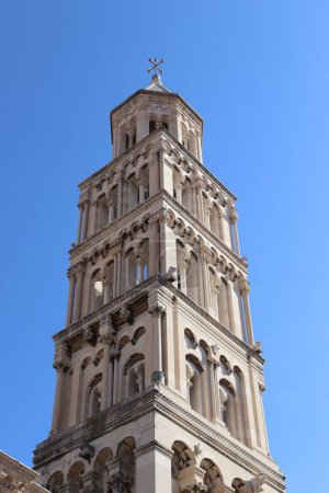 Téléchargez les photos : Vue aérienne de la vieille ville de Split dominée par le clocher de la cathédrale Saint Domnius, Croatie - en image libre de droit