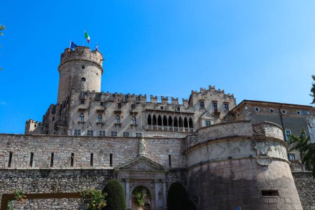 Téléchargez les photos : Importants bâtiments historiques trouvés dans la ville de Trente en Italie - en image libre de droit