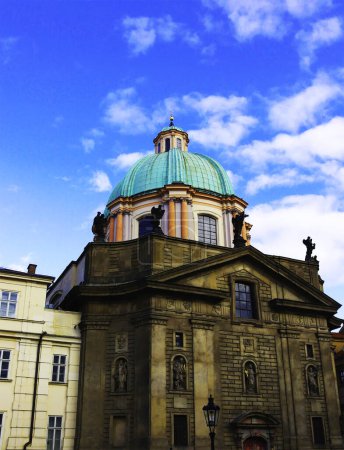 Téléchargez les photos : Différents toits des bâtiments qui se trouvent près du centre de Prague, République tchèque - en image libre de droit