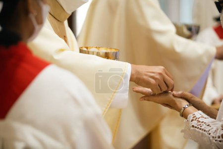 Téléchargez les photos : Prêtre célébrer la messe à l'église - en image libre de droit