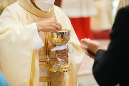 Téléchargez les photos : Prêtre célébrer la messe à l'église - en image libre de droit