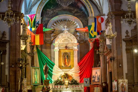 Téléchargez les photos : A Santiago de Queretaro, Queretaro, Mexique - 09 novembre 2022 : Vierge de Guadalupe à l'intérieur de l'église et sanctuaire de la Congrégation - en image libre de droit
