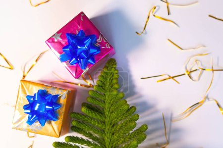 Foto de Una decoración navideña con esferas de regalos y agujas de pino con espacio para texto y fondo brillante - Imagen libre de derechos