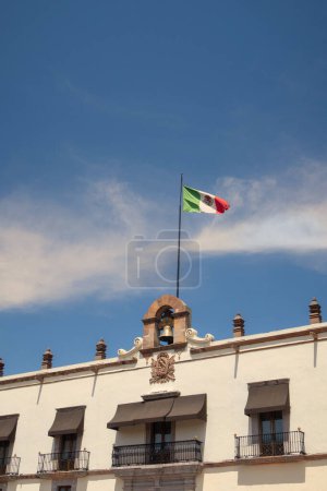 Foto de A Querétaro City México downtown Plaza Independencia with mexico flag - Imagen libre de derechos