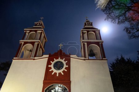 Foto de Una iglesia por la noche con una luz. San Miguel de las Casitas Xichu Guanajuato México - Imagen libre de derechos