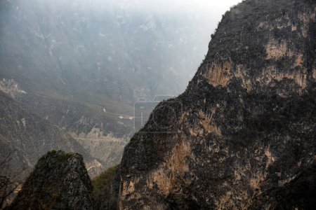 Foto de Embárcate en un viaje a la región de Hidalgo Grutas, donde cautivantes montañas, nubes y bosques forman un encantador lienzo natural que pinta la esencia de México - Imagen libre de derechos