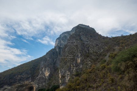 Foto de Embárcate en un viaje por el cautivador terreno de Tolantongo e Hidalgo. Desde altas montañas hasta cielos serenos, explore las maravillas naturales de las nubes, los paisajes y la geología - Imagen libre de derechos
