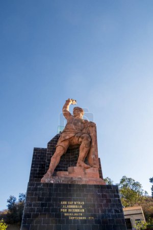 Foto de Estatua de Pipila, monumento histórico de Guanajuato, arte contra un cielo escénico, símbolo de la herencia mexicana - Imagen libre de derechos