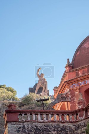 Foto de Estatua de Pipila, monumento histórico de Guanajuato, arte contra un cielo escénico, símbolo de la herencia mexicana - Imagen libre de derechos