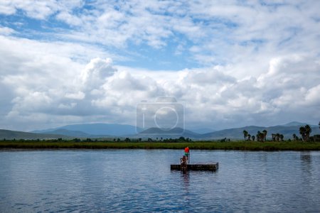 Foto de "Sumérgete en la serena belleza del Lago Media Luna en San Luis Potosí, México. Disfrute de los cielos despejados, la exuberante vegetación y las aguas tranquilas - Imagen libre de derechos