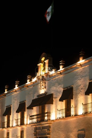Foto de Una fotografía nocturna del edificio en Plaza de Armas en Querétaro México - Imagen libre de derechos