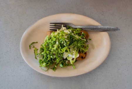Goldener Tacos mit Salat, mexikanisches Essen mit Platz für Text