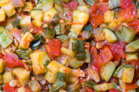 Ein Zucchini-Kürbis mit Zwiebeln, Tomaten und Chili, mexikanisches Essen, mit Platz für Text