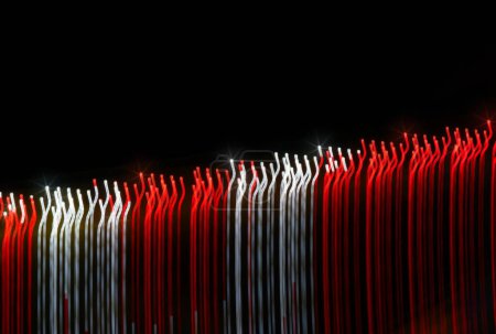 Téléchargez les photos : Une image de fond de lumières rouges et blanches simulant le transfert de données sur Internet - en image libre de droit