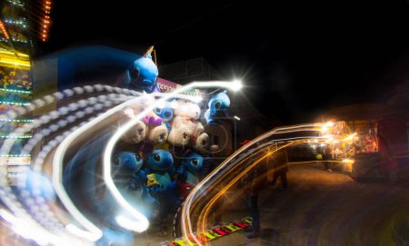 Téléchargez les photos : Une foire mexicaine avec manèges et lumières la nuit, avec espace pour le texte - en image libre de droit