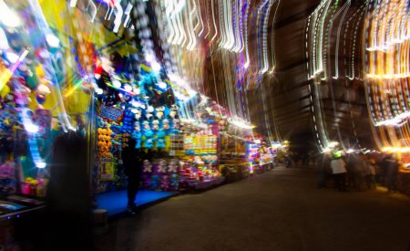 Téléchargez les photos : Une foire mexicaine avec manèges et lumières la nuit, avec espace pour le texte - en image libre de droit