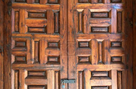 Eine rötlich braune Holztürtextur in Mexiko, mit Platz für Text