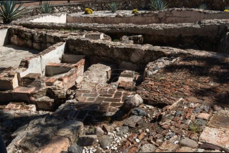 Téléchargez les photos : Un réservoir d'eau et lavabos à Santa Rosa de Viterbo Queretaro Mexique - en image libre de droit