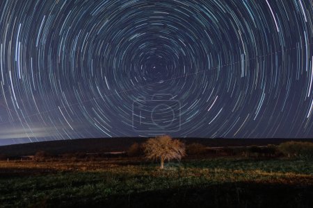Foto de Una estrella barrió el fondo del cielo nocturno, con espacio para el texto - Imagen libre de derechos