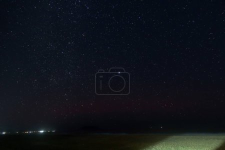 Foto de Una noche estrellada en la playa con espacio para el texto - Imagen libre de derechos