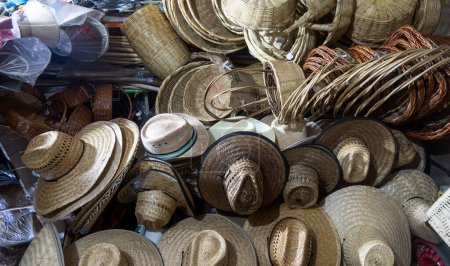 A Cestas y objetos hechos a mano de hojas de palma tejidas en México, con espacio para texto