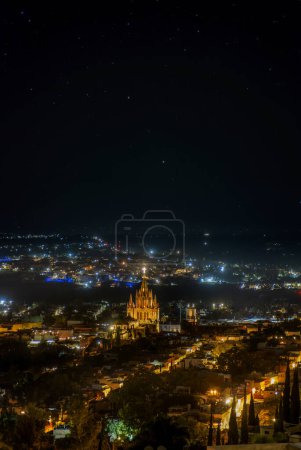 Foto de Vista nocturna de la ciudad de San Miguel de Allende Guanajuato, con espacio para texto - Imagen libre de derechos