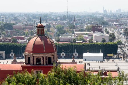 Un dôme rouge de l'église de Santa Maria de Guadalupe Capuchinas dans la basilique CDMX Mexique