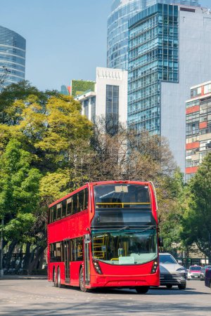 Doppeldeckerbus auf der Straße. Turibus aus Mexiko-Stadt, CDMX, Mexiko