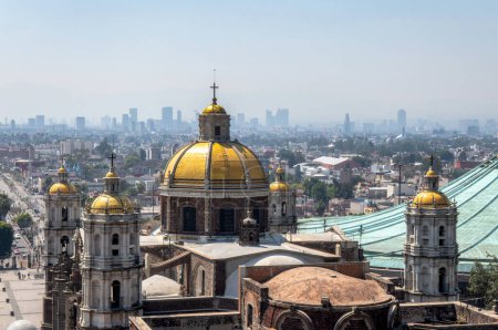 Eine Kirche von Santa Maria de Guadalupe Capuchinas und Mexiko-Stadt im Hintergrund