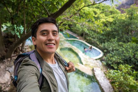 Explora la belleza de Grutas Tolantongo, México, donde las maravillas de la naturaleza y los viajeros felices crean momentos de pura alegría