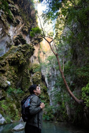 Tauchen Sie ein in den natürlichen Reiz der Grutas Tolantongo, Mexiko, eine atemberaubende Mischung aus Höhlen, Wäldern und Abenteuer