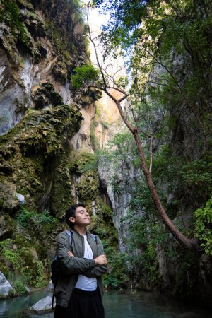 Begeben Sie sich auf eine aufregende Reise nach Grutas Tolantongo, wo sich Naturwunder mit Abenteuer in Mexikos faszinierender Landschaft vermischen