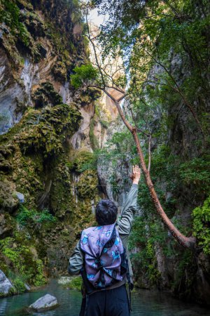Suivez un joyeux voyage d'homme à travers Tolantongo, Hidalgo, alors qu'il explore la beauté de la nature, des forêts luxuriantes aux cours d'eau en cascade