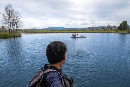 Foto de Abrace la serenidad de Media Luna en Río Verde, San Luis Potosí. Explore en barco, disfrute del paisaje escénico y relájese junto al agua - Imagen libre de derechos