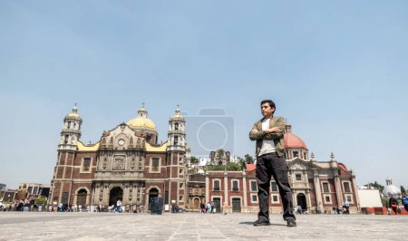 Téléchargez les photos : Homme dans la paroisse de Santa Maria de Guadalupe Capuchinas dans la basilique CDMX Mexique - en image libre de droit