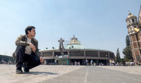 Téléchargez les photos : L'homme dans la basilique de Santa Maria de Guadalupe, Eglise catholique, lieu de pèlerinage, CDMX, Mexique - en image libre de droit