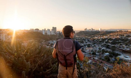 Un turista observando la ciudad de Querétaro desde el barrio de Hércules