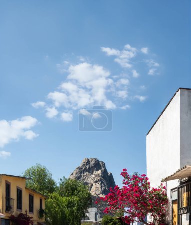 A Bernal Peak, Monolith in Queretaro, Mexiko, Mexikanische Zauberstadt mit alten Häusern und rosa Blumen, mit Platz für Text oben.