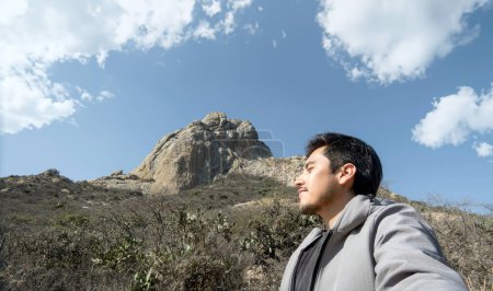 Un joven explorando Bernal, Enchanted Village en Querétaro, México, Monolith Bernal