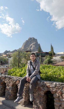 Ein junger Mann besucht Bernal, eine magische Stadt in Queretaro, Mexiko, Monolith de Bernal