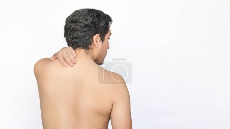 Ein Mann ohne Hemd mit Nackenschmerzen, weißer Hintergrund, rechts Platz für Text.