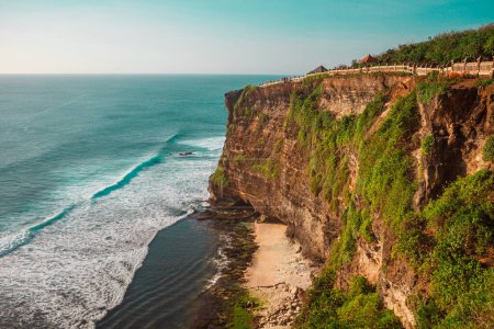 Téléchargez les photos : Sunset on the ocean coast, Uluwatu beach, Bali, Indonesia. Waves and cliffs in Uluwatu. High quality photo - en image libre de droit