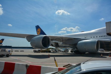 Téléchargez les photos : Aéroport de Francfort Allemagne 02 août 2022 - Lufthansa machines au terminal avec quelques chariots à bagages - en image libre de droit