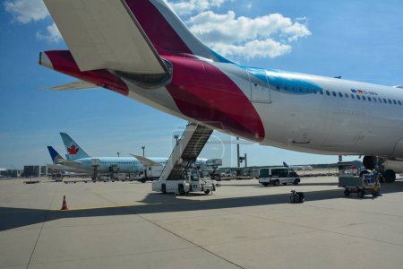 Téléchargez les photos : Aéroport de Francfort Allemagne 02 août 2022 - Eurowings Découvrez l'avion avec escalier passager et ciel bleu - en image libre de droit