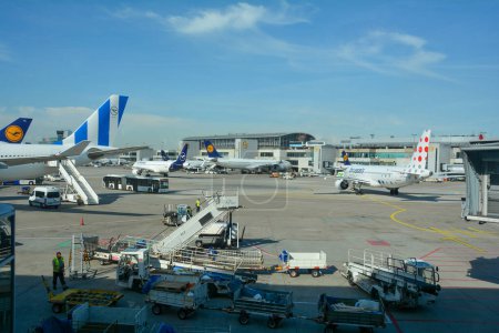 Téléchargez les photos : Aéroport de Francfort Allemagne 02 août 2022 - Avions et quelques chariots à bagages au terminal - en image libre de droit