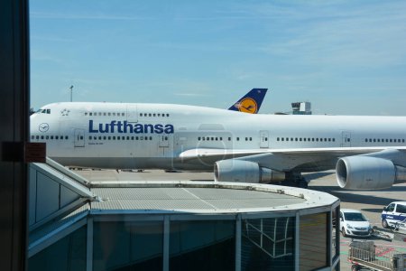 Téléchargez les photos : Aéroport de Francfort Allemagne 02 août 2022 - Lufthansa machine est debout à l'aérogare d'attente pour les passagers - en image libre de droit